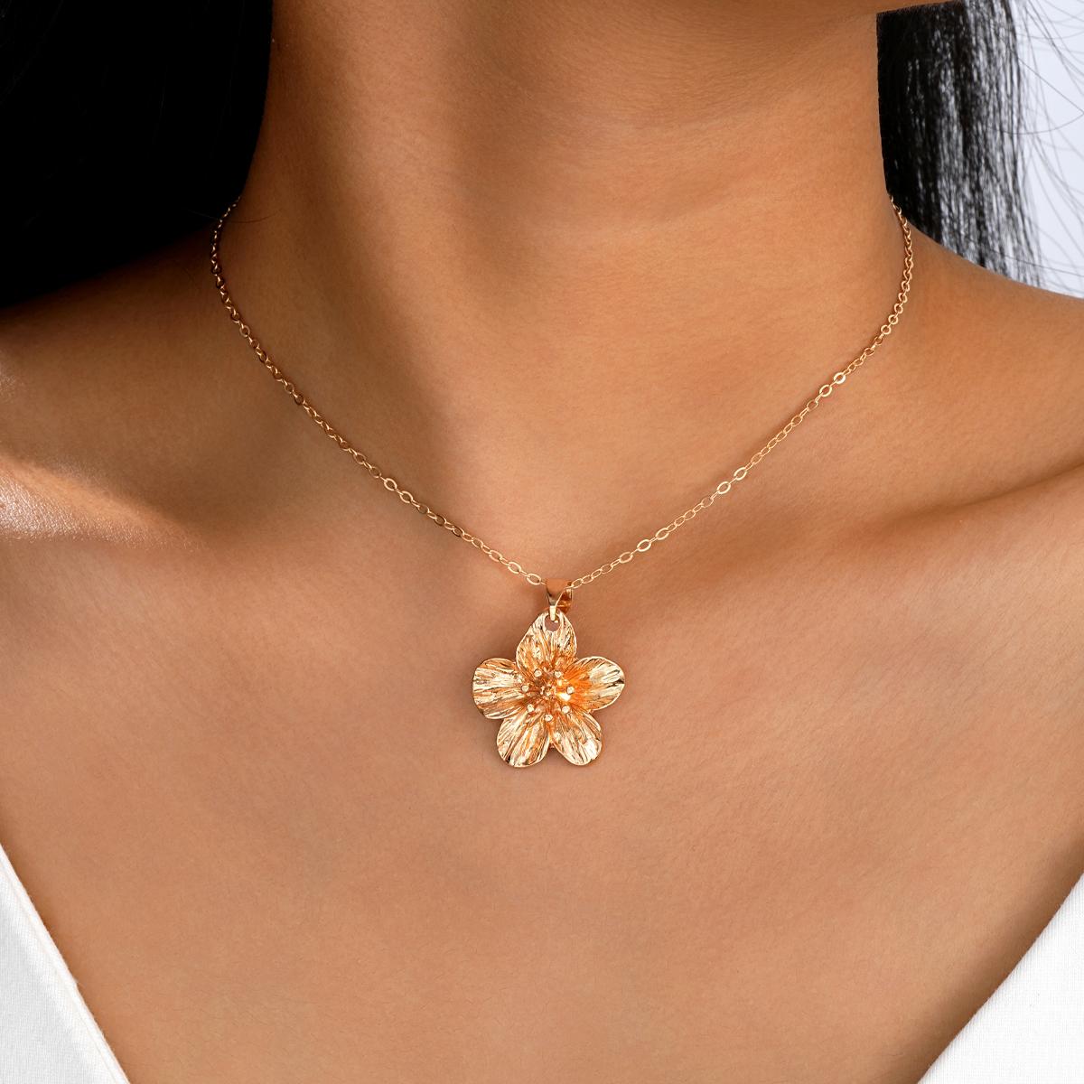 

Retro Gold Color Flower Pendant Necklaces for Women Fashion Aesthetic Charms Necklaces Set Wedding Party Jewelry Accessories New