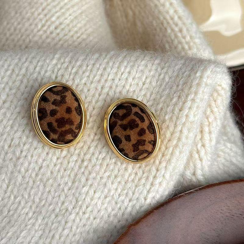 2025 French Retro Leopard Print Flocking Earrings: High-End Autumn/Winter Fashion