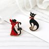 2 Teile/satz Paar Freund Katzen Brosche Set Nette Schwarz Und Weiß Kätzchen Emaille Pins Cartoon Katze Klaue Fishbone Abzeichen Tasche revers