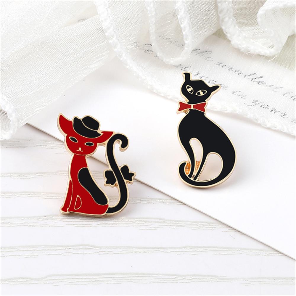 2 Teile/satz Paar Freund Katzen Brosche Set Nette Schwarz Und Weiß Kätzchen Emaille Pins Cartoon Katze Klaue Fishbone Abzeichen Tasche revers