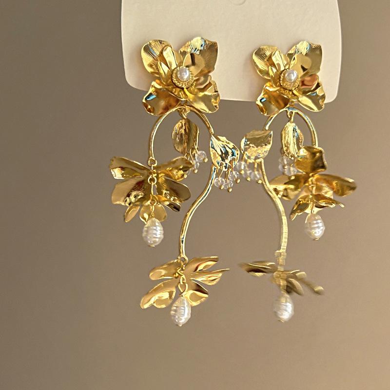 

European and American exaggerated flower pearl sequined fringed stud earrings personality temperament earrings fashion metal style earrings women