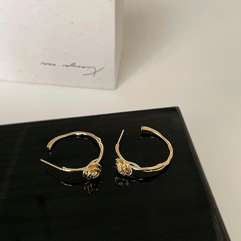 

Серьги-гвоздики «Холодный ветер» с камелиями, женские, нишевые, дизайн, чувство простоты, индивидуальность, изысканный, модный, темперамент, универсальные серьги