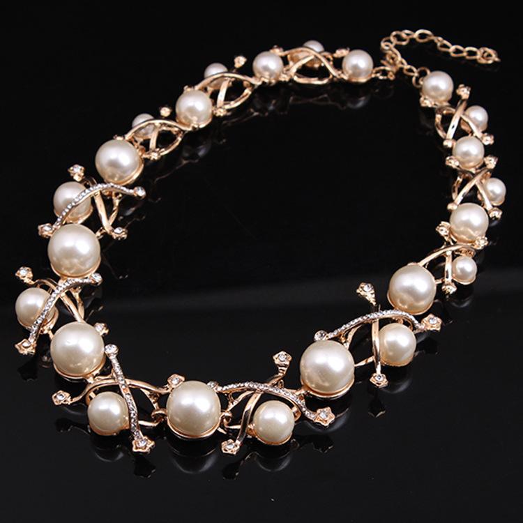 

Korean Fashion Pearl Rhinestone Short Collarbone Necklace , Exaggerated Design for Women , Versatile Accessory серебряный