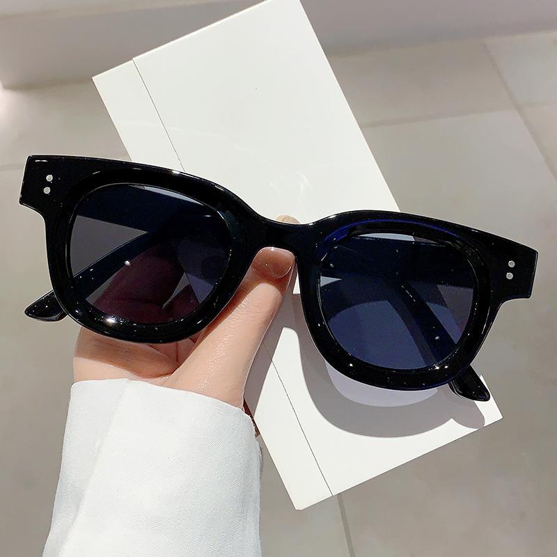 

Retro Trendy Square Sunglasses Women For Men Luxury Brand Designer Sun Glasses Punk Popular Classic Rivet Outdoor Shades