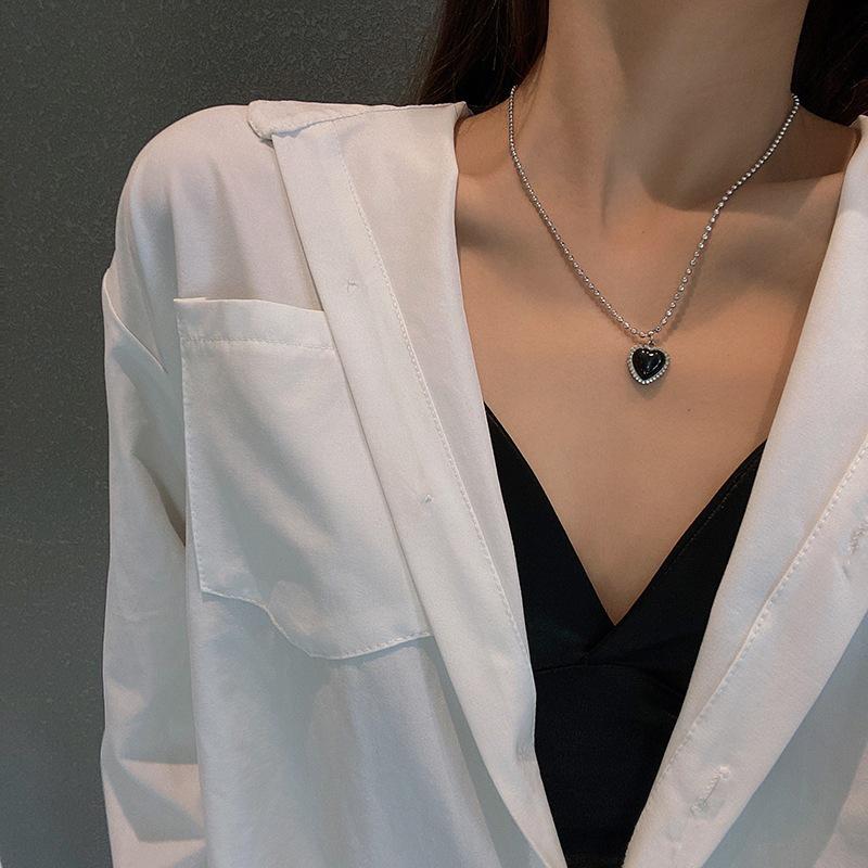Elegant Black Heart Pendant Necklace for Women - Trendy Statement Clavicle Chain