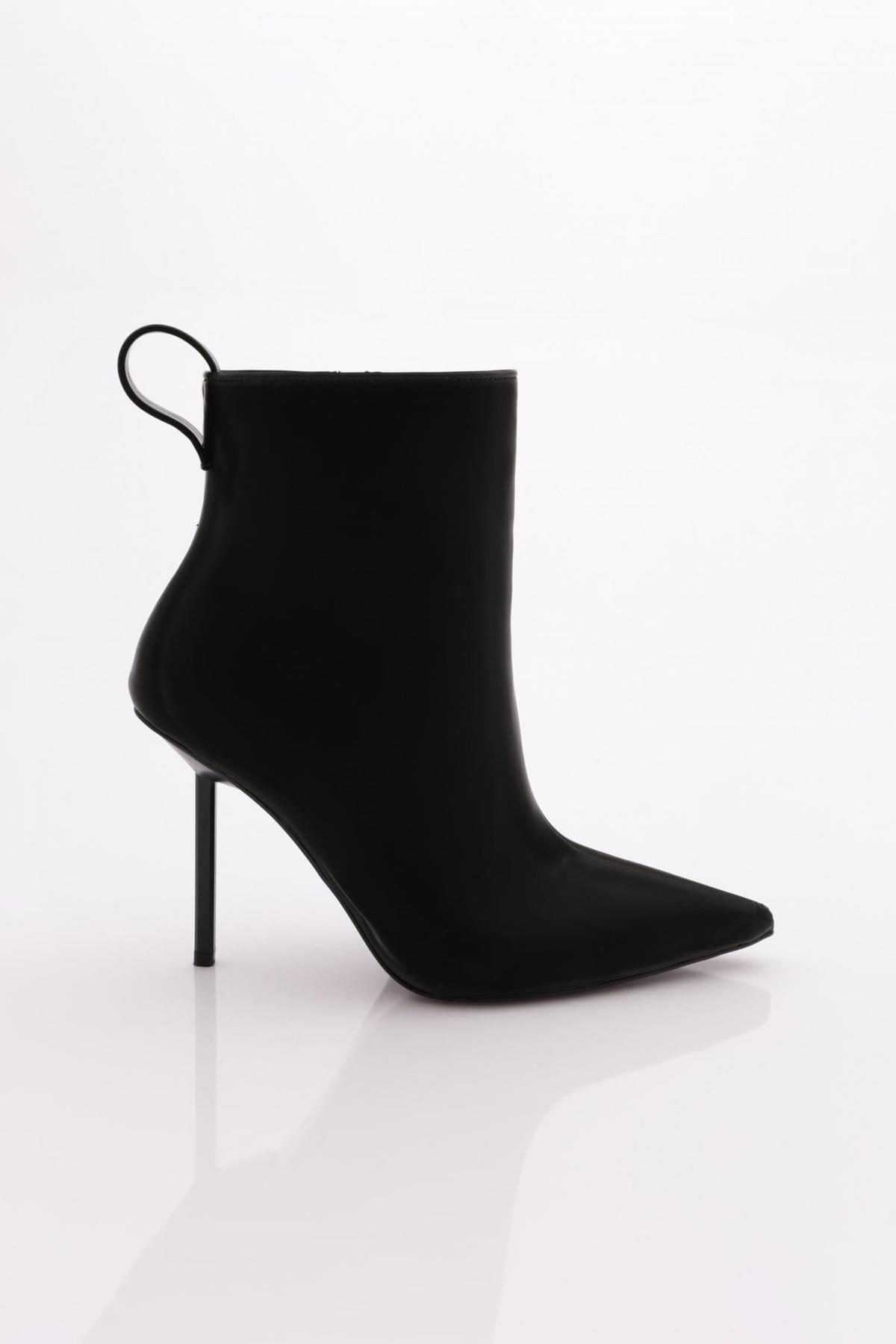 

Женские модные ботинки на каблуке