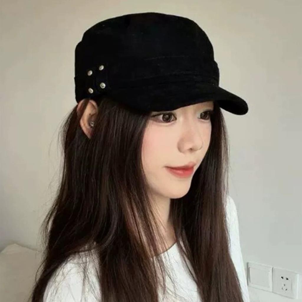 Retro British style suede equestrian hat women's autumn and winter warm versatile flat top hat showing face small brown newsboy hat