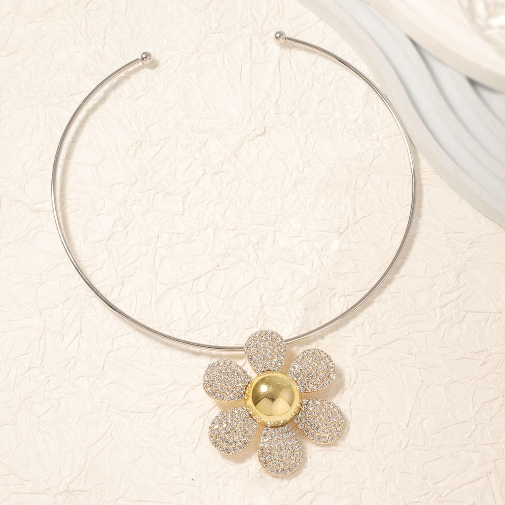High-end exquisite design, simple and fashionable diamond-encrusted alloy large flower necklace, daily versatile women's collar