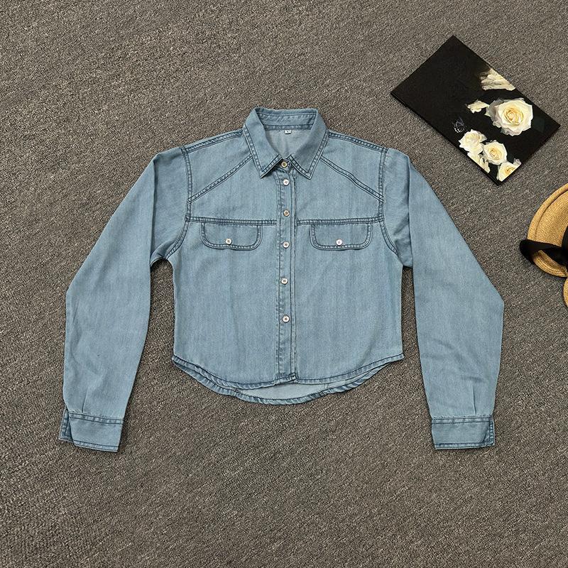 

Новая стильная джинсовая рубашка для женщин имеет уникальное чувство дизайна. Это синяя рубашка с коротким рукавом, которую можно носить слоями. XL светло-синий