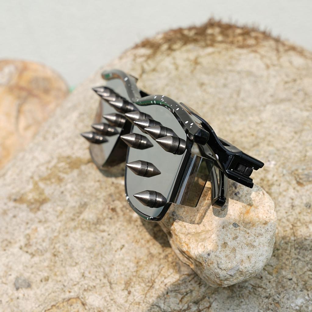 Unisex Studded Rivet Sunglasses Punk Rock Fashion Eyewear