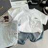 Completo sportivo estivo per ragazzi: Set Due Pezzi: Maglietta a Maniche Corte con Tasca Alfabeto per Bambino + Pantaloncini di Jeans