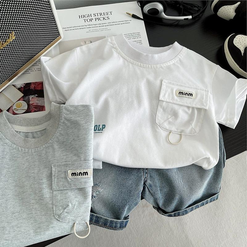 Completo sportivo estivo per ragazzi: Set Due Pezzi: Maglietta a Maniche Corte con Tasca Alfabeto per Bambino + Pantaloncini di Jeans