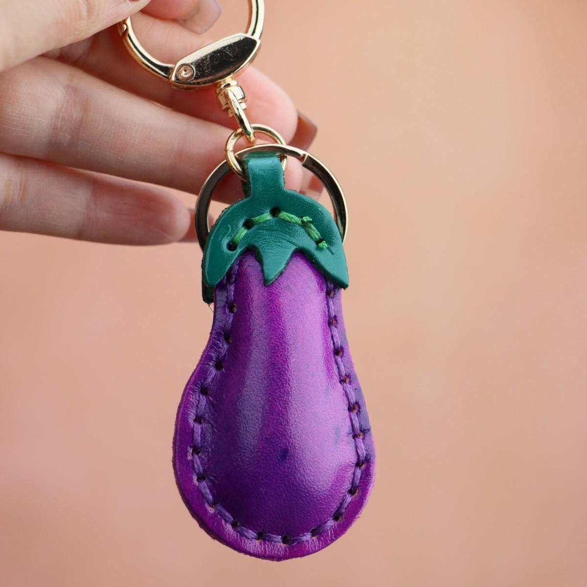 

First Layer Cowhide Eggplant Keychain Pendant, Locomotive Car Key Chain Accessories, Bag Pendant, Cute Little Gift. баклажани кольору