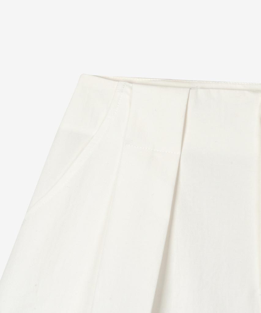 BASIKA Daily Double-Pleated Cotton Shorts (White)
