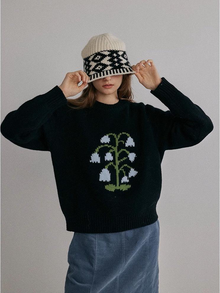 

Женский свитер крупной вязки с круглым вырезом - жаккард «Ландыши», универсальный модный топ для осени/зимы One Size чёрный