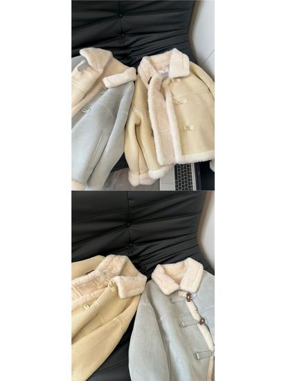 Damen Retro Samt Hirschleder Jacke mit Pelzfutter, Stehkragen und Hornknöpfen.