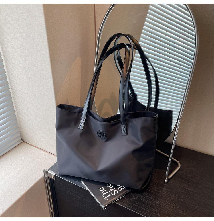 

2025 High-End Luxury Women s Shoulder Bag – Stylish, Versatile Handbag with Zipper 39x11x25 cm чорний