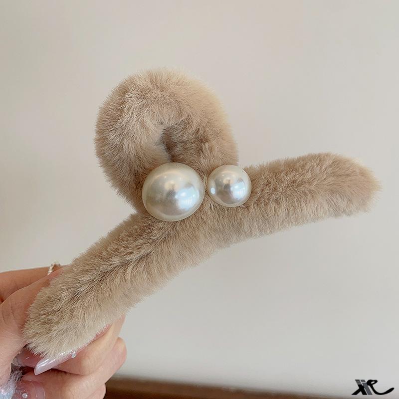 2023 Luxury Pearl Fluffy Claw Clip: Plush Shark Hairpin for Women - Autumn/Winter Collection