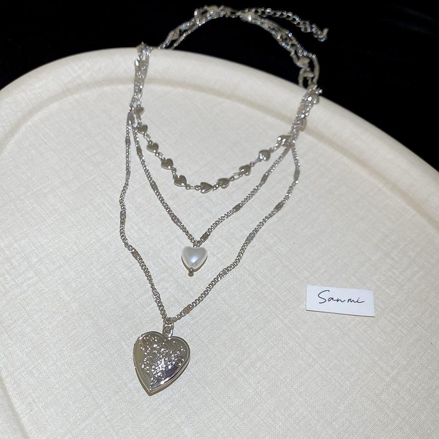 

Love pendant, three-layer pearl necklace, versatile niche personality collarbone chain, light luxury temperament