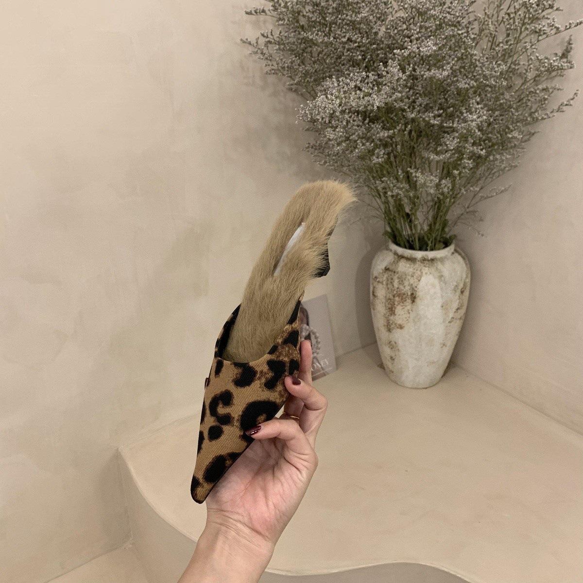 

Туфли с острым носком и полуторослойным носком для женщин, которые можно носить осенью и зимой 2025 года, ленивые пушистые тапочки на среднем каблуке 40