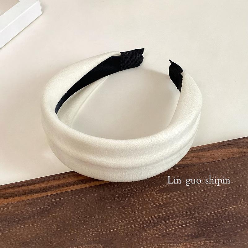 Luxury Korean Autumn/Winter Wide Fabric Hairband: Trendy Internet Celebrity Style for Shopping and Fashion.