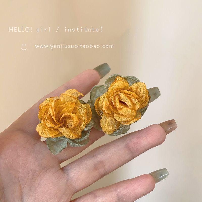 

Розовые серьги-пусеты в виде цветка, подходящие для лета, женские стильные нишевые серьги-гвоздики, популярные в сети, 2025, самые продаваемые серьги-лепестки Yellow-green flower stud earrings (silver needles)