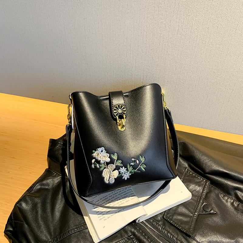 One-shoulder Messenger Bag Women's Large-capacity Bucket Bag Chinese Style Embroidery Contrasting Colors Casual Commuting Autumn New Bag Women