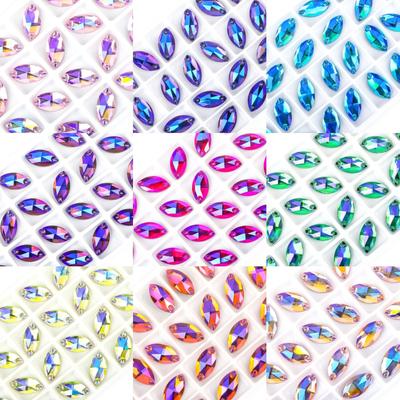 5 Stück Weiche Flache Unterseite Bunte AB Farbe Handgenähtes Pferdeaugen-Bohrglas Flacher Knopf Handgenähtes Diamantkleid Hochzeitskleid-Accessoires