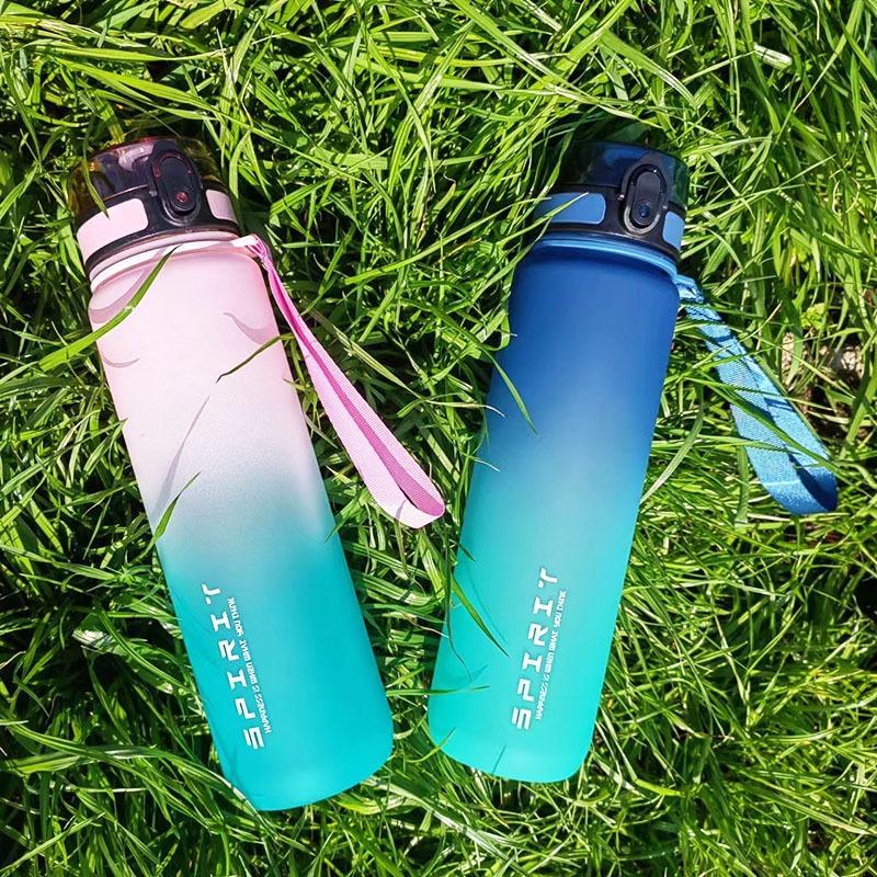 Hot Selling Gradient Frosted Plastic Space Cup with Bounce Cover Direct Drinking Cup Portable for Outdoor Sports Water Cup