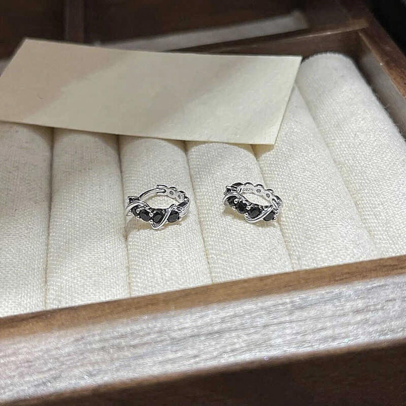 Черные Серьги-Кольца с Декором Женские Простые Компактные Легкая Роскошь Геометрические Универсальные Нишевые Серьги-Застежки Дизайн Офис Повседневные Ежедневные Трендовые Украшения