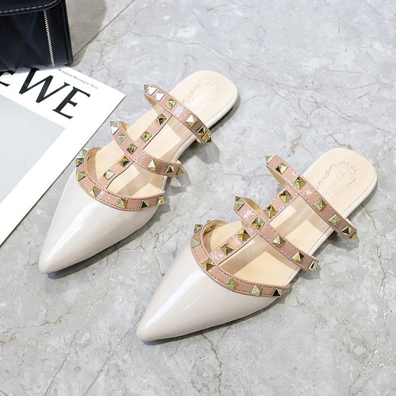 

Забитые низкокаблучные универсальные сандалии 2025 новый летний острый носок заклепки плоская подошва верхняя одежда ивовые гвозди сумка голова полушлепанцы женские 40