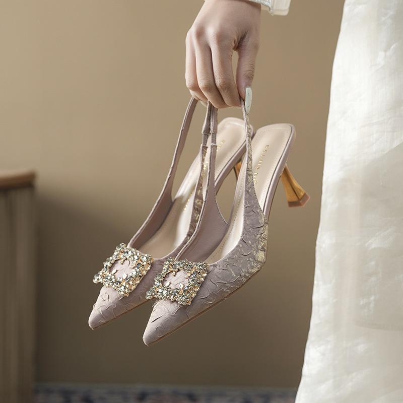 Scarpe singole con tacco alto a punta con fibbia quadrata plissettata in raso per donna con borsa con temperamento sandali