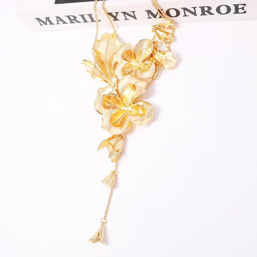 Light luxury high-end design exaggerated three-dimensional flower pendant double-layer chain women's fashion versatile necklace
