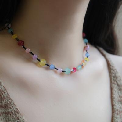 Halskette aus Titanstahl mit farbigen Steinperlen, modisches kleines und frisches Design Schlüsselbeinkette, einfache und vielseitige Item-Dekoration, Damen hoch