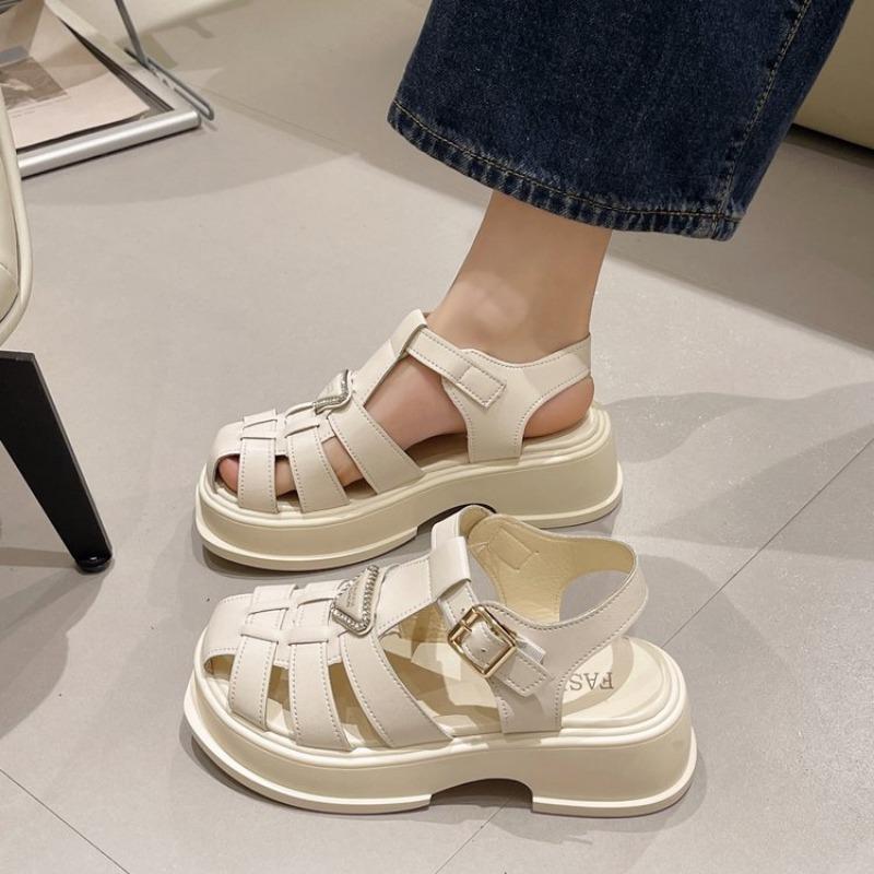 Модные римские сандалии с блестками и треугольным носком на толстой подошве — фото 4