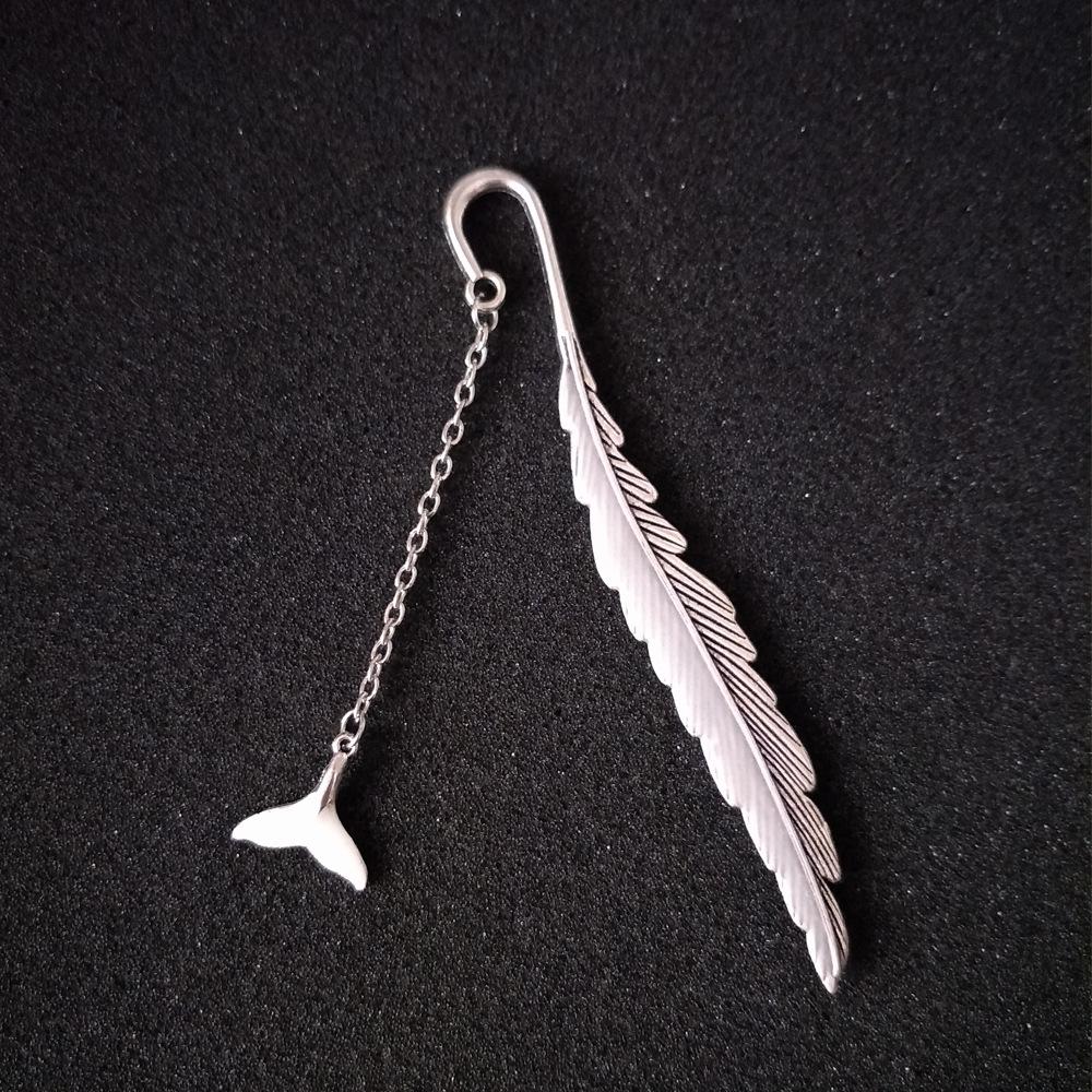 1Pc Luminous Feather Bookmark Retro Glowing Whale Tail Metal Bookmark Fluorescent Owl / Butterfly Bookmark