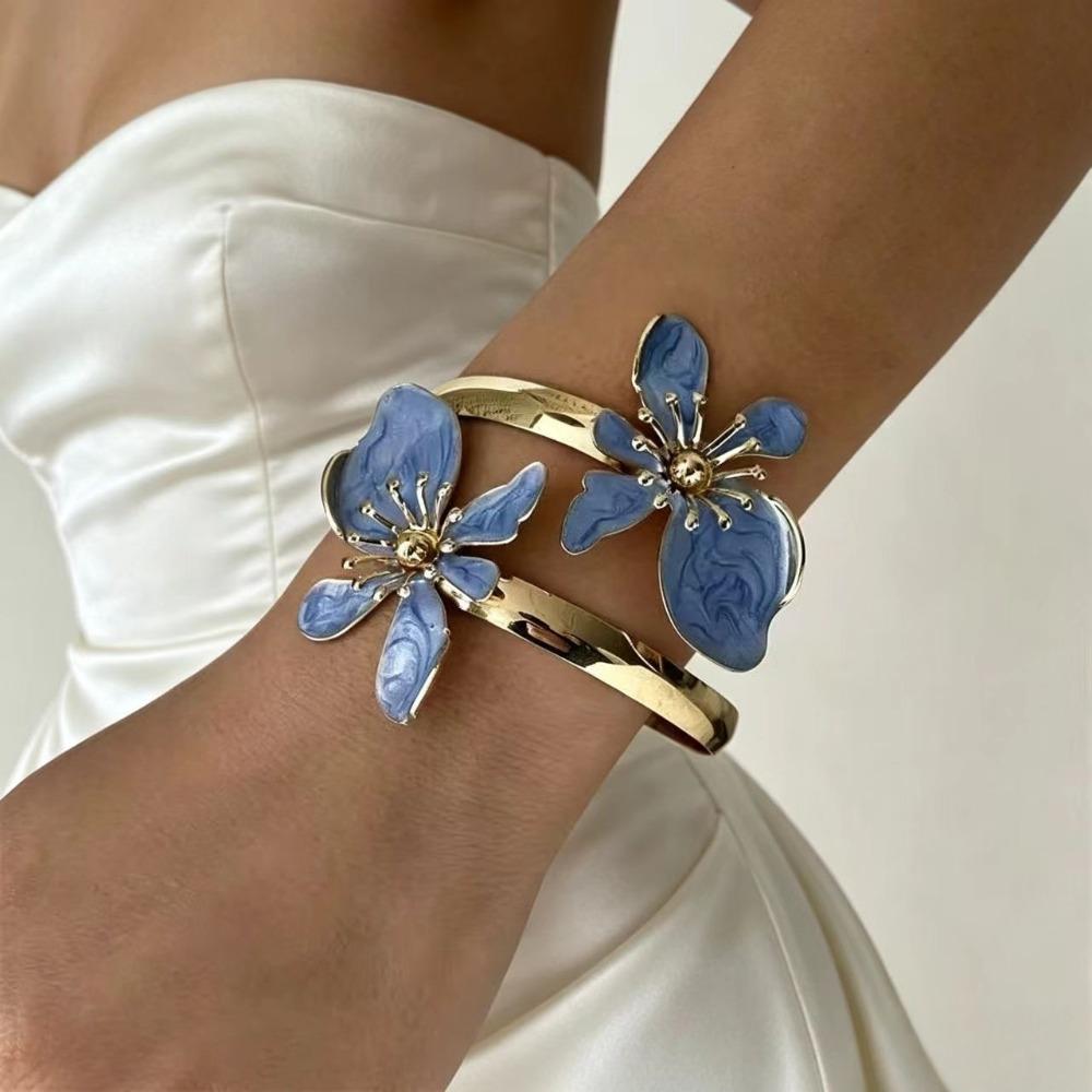 Retro Romantisches Emaille Doppelblumen Manschettenarmband Goldfarben Öffnend Florale Armreifen für Damen Sommerurlaub Hochzeits Schmuck