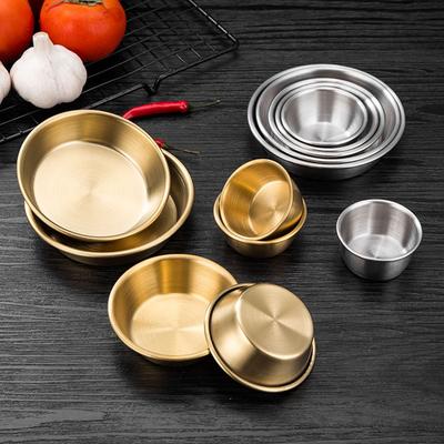 Vasitos metálicos pequeños para salsas y natillas para comidas familiares.