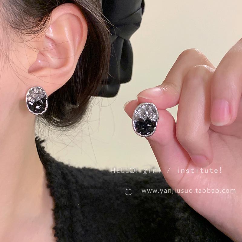 Boucles d'oreilles de luxe tendance 2024 accrocheuses pour femmes: Boucles d'oreilles à clous tendance et polyvalentes pour l'automne et l'hiver