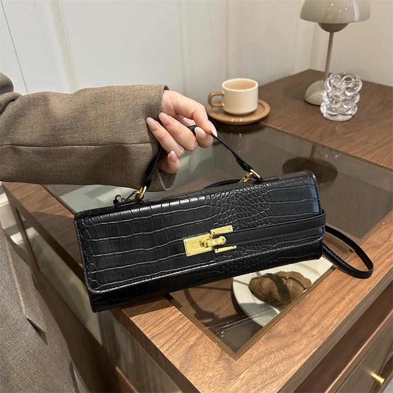 

High-end oily leather fashionable retro small square bag female personality commuting casual versatile niche solid color messenger bag чёрный