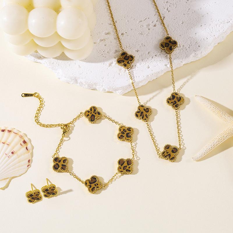 Set da 3 pezzi in acciaio al titanio, resistente allo sbiadimento, a doppia faccia, con quadrifoglio, moda donna, elegante, lusso leggero, collana per clavicola e braccialetto