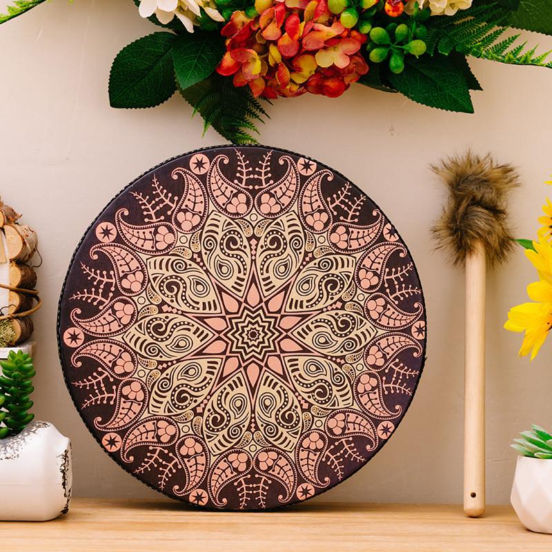 

Очаровательный богемный декоративный барабан с палочками, идеально подходящий для создания запоминающейся атмосферы фестиваля Mandala Drum