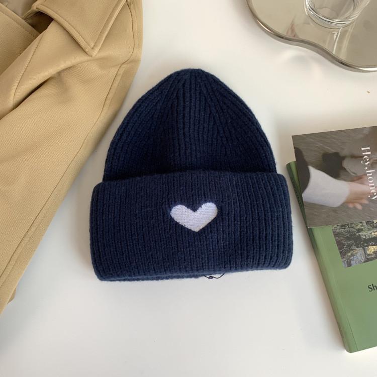 

Cute Embroidered Heart Wool Beanie With Breathable Acrylic Fabric For Fall And Winter Use темно-синього кольору