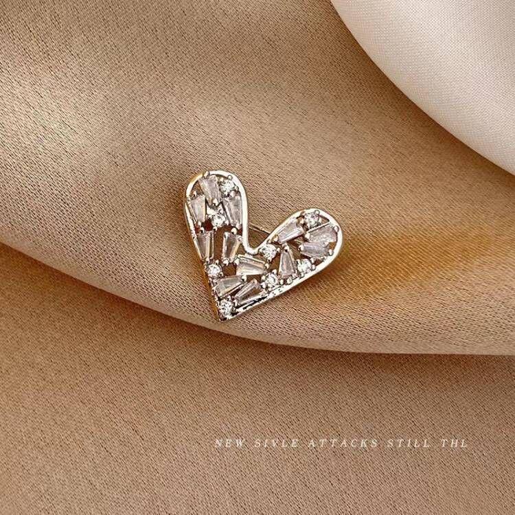 2024 Women's High-Grade Anti-Exposure Brooch: Stylish, Niche Design Clothes Pin.