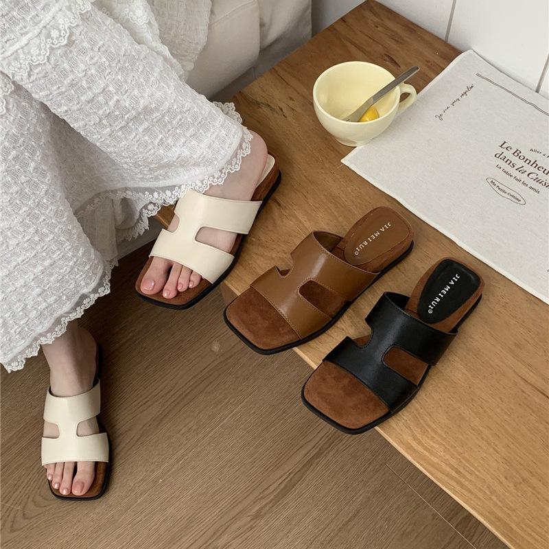 Design sense niche slope heel slippers women's summer wear 2025 new high-end cool slippers vacation beach shoes