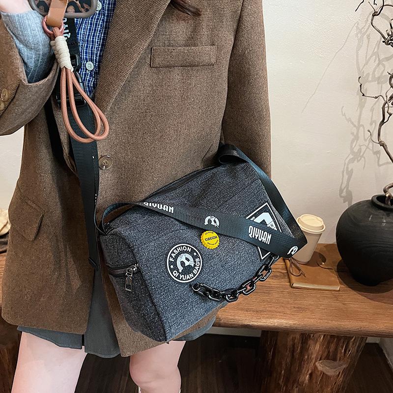 

2025 new trendy cool denim bag messenger bag versatile large capacity shoulder bag women s new simple pillow bag синій