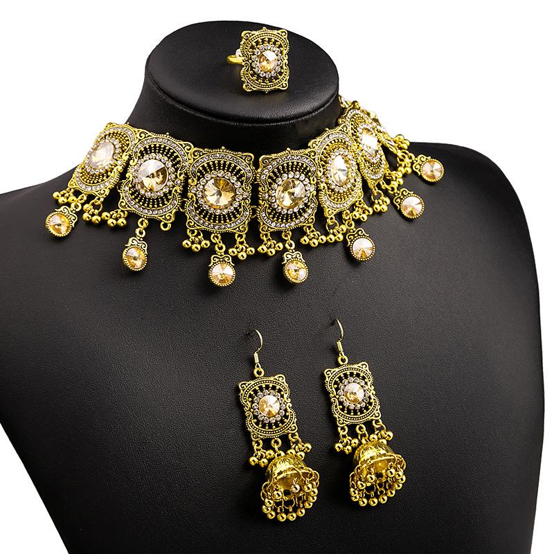 

Винтажный золотой набор с драгоценными камнями: ожерелье и кольцо с кисточкой из бриллиантов