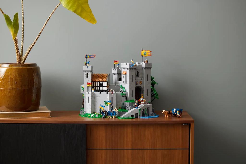 LEGO Icons 10305 - Castle of the Knights of the Lion Coat of Arms
