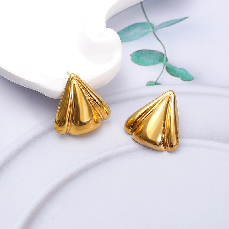 Europe and the United States hot-selling triangular petal smooth stud earrings fashionable simple light luxury stainless steel gold-plated earrings