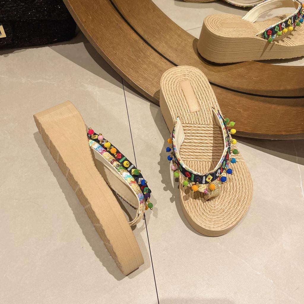 Comfortable, lightweight and non-slip holiday beach cool slippers 2025 summer wear new thick-bottomed cool slippers women